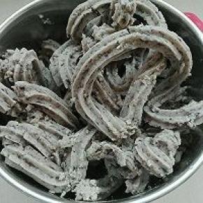 7. 摇好的豆沙，放入花生油，糖不粘锅翻炒至油糖全部融合即可