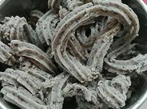 7. 摇好的豆沙，放入花生油，糖不粘锅翻炒至油糖全部融合即可