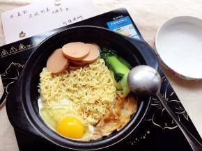 焖一下，磕入鸡蛋，加入少许盐