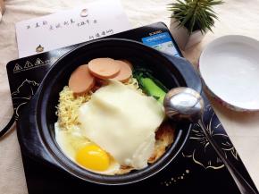 等面条稍软后加入两片芝士片