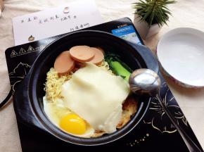 等面条稍软后加入两片芝士片