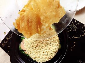 再加入腐皮，盖上锅盖