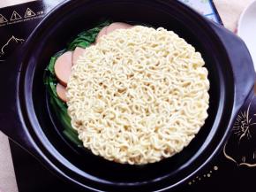 等水开后加入方便面