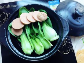 砂锅里加入适量清水后放入大头菜和火腿肠