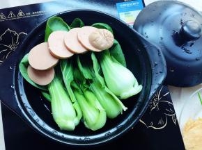 砂锅里加入适量清水后放入大头菜和火腿肠