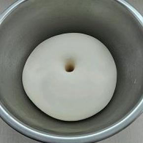 3. 发酵至手指戳洞不回缩不塌陷即可