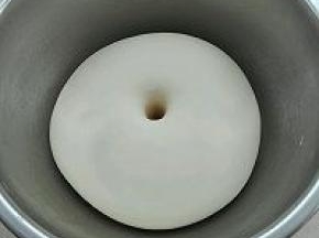 3. 发酵至手指戳洞不回缩不塌陷即可