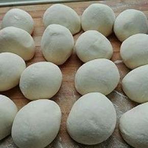 4. 发酵好的面团排气，揉均匀，等分成自己所需大小的剂子