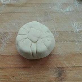 5. 将剂子擀成圆形，包入自己喜欢的馅料，捏紧收口