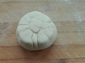 5. 将剂子擀成圆形，包入自己喜欢的馅料，捏紧收口