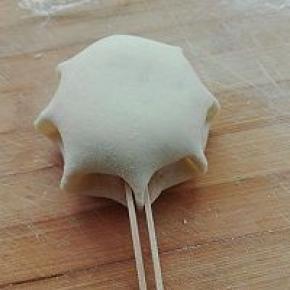 6. 收口朝下，利用冰棒棍夹出形状，依次做好醒发10分钟