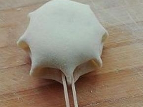 6. 收口朝下，利用冰棒棍夹出形状，依次做好醒发10分钟