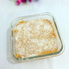 上面在均匀的铺上一层椰蓉，用勺子轻轻的按平。放在那自然凉，然后放入冰箱冷藏二个小时左右