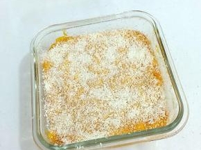 上面在均匀的铺上一层椰蓉，用勺子轻轻的按平。放在那自然凉，然后放入冰箱冷藏二个小时左右