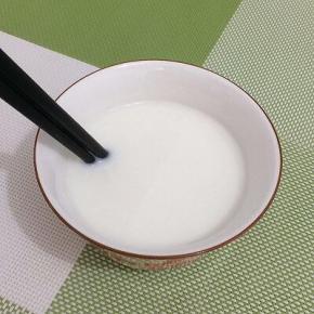 剩下一半的牛奶倒入玉米淀粉中，调成玉米淀粉牛奶液