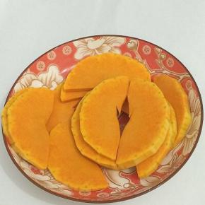 南瓜去皮切成薄片，用锅蒸熟