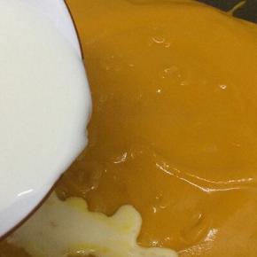 搅拌到水份快干时，倒入玉米淀粉牛仔液，继续小火加热搅拌