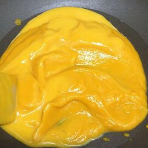 将打好的南瓜泥倒入不粘锅中小火加热，要不停的搅拌