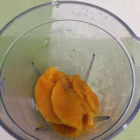 凉好的南瓜放入料理机杯中
