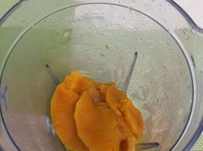 凉好的南瓜放入料理机杯中