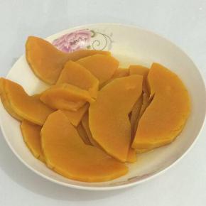 蒸熟的南瓜拿出晾凉，蒸南瓜盘子里的水不要倒掉