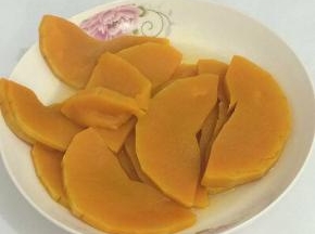 蒸熟的南瓜拿出晾凉，蒸南瓜盘子里的水不要倒掉