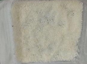 容器中底部铺上一层椰蓉