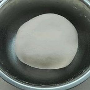 2. 将面团揉至光滑，进行室温发酵