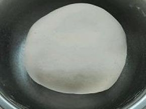 2. 将面团揉至光滑，进行室温发酵