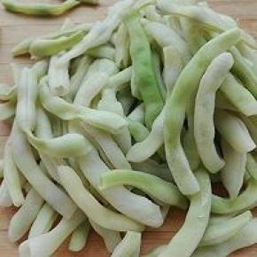 3. 发酵期间制作芸豆馅：芸豆烧开的水烫一下捞出来控干