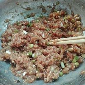 5. 将馅料其它用料全部混合，顺时针搅拌均匀，放入切好的芸豆搅拌均匀即可