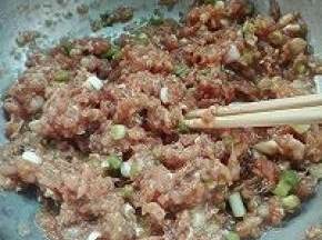 5. 将馅料其它用料全部混合，顺时针搅拌均匀，放入切好的芸豆搅拌均匀即可