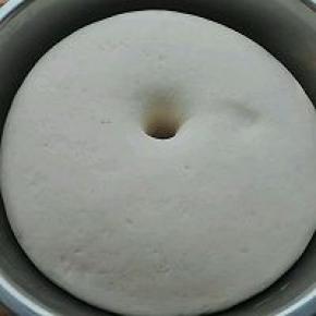 6. 面团发酵至手指戳洞不回缩不塌陷即可