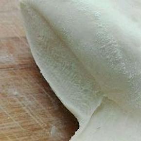 7. 发酵好的面团排气，揉至切面无气孔