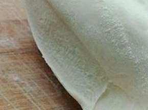 7. 发酵好的面团排气，揉至切面无气孔