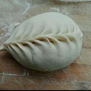 9. 将剂子擀成椭圆形，包入馅料即可