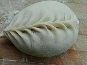 9. 将剂子擀成椭圆形，包入馅料即可