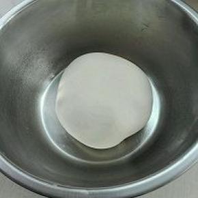 2. 面团所有材料混合揉至三光：盆光，手光，面光，进行室温发酵