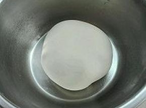 2. 面团所有材料混合揉至三光：盆光，手光，面光，进行室温发酵