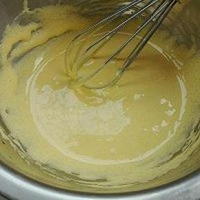 3. 发酵期间，可以制作奶黄馅：蛋黄加糖搅打成浅黄色