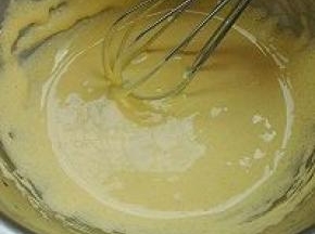 3. 发酵期间，可以制作奶黄馅：蛋黄加糖搅打成浅黄色