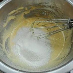 4. 筛入低粉和玉米淀粉