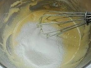 4. 筛入低粉和玉米淀粉