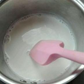 6. 牛奶放入奶锅小火烧至有小泡泡