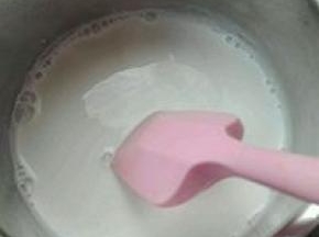 6. 牛奶放入奶锅小火烧至有小泡泡