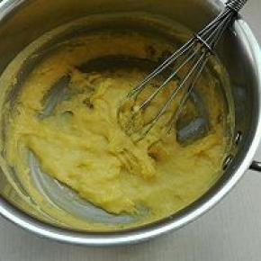 8. 小火加热，搅拌浓稠状态