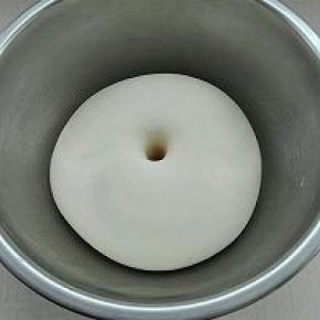 10. 发酵好的面团要手指戳洞不回缩不塌陷即可