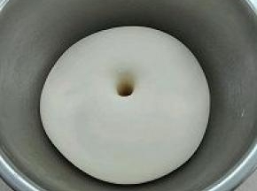 10. 发酵好的面团要手指戳洞不回缩不塌陷即可