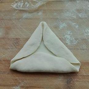 11. 发酵好的面团排气揉均匀，切分成自己喜欢大小的剂子，擀圆，按如图所示，折成三角形