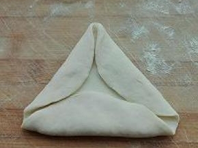 11. 发酵好的面团排气揉均匀，切分成自己喜欢大小的剂子，擀圆，按如图所示，折成三角形